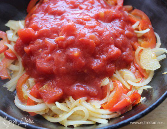 Выложить к овощам рубленные томаты и тушить 20 минут на слабом огне.