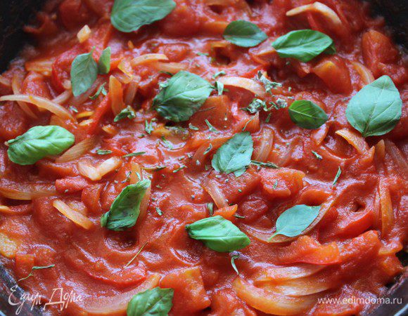 Добавить листики базилика и сухой тимьян, приправить солью, сахаром (0,5 ч.л.) и перцем. Снять с огня и остудить