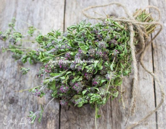 Вот такого дикого ползучего тимьяна (чабреца) я насушила в этом году))))) Он прекрасно подходит в качестве приправы для приготовления мясных и рыбных блюд. А так же для заваривания чая)))))