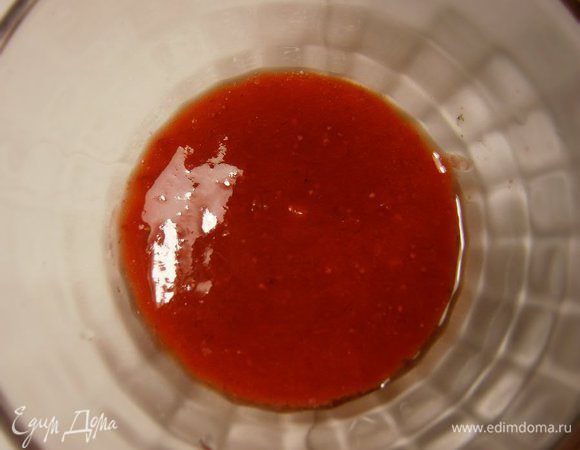 Клубнику взбить с помощью блендера.
(Кроме клубники можно использовать другие ягоды или фрукты).