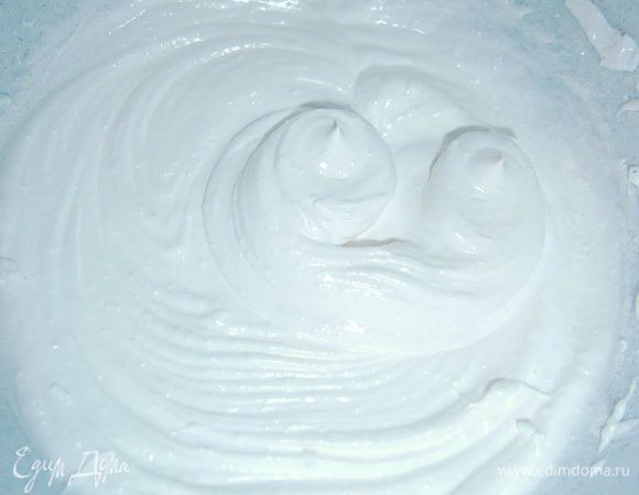 Яичный белок взбить миксером в течение 2 минут, затем добавить сахар и взбивать до устойчивой пены.