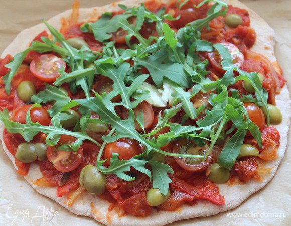 Сверху положить по горсти руколы или шпината. Полить оливковым маслом.