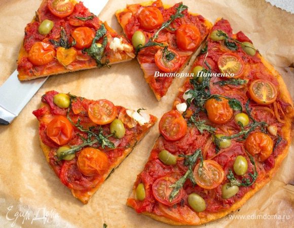 Выпекать в предварительно разогретой до 180 градусов духовке по 12-15 минут каждую пиццу.