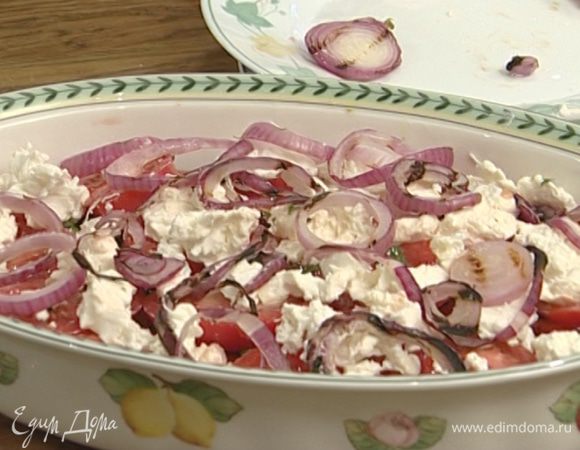 Каждый слой овощей сбрызгивать заправкой и присыпать зеленью.