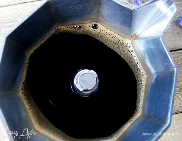 Сварить черный кофе.
