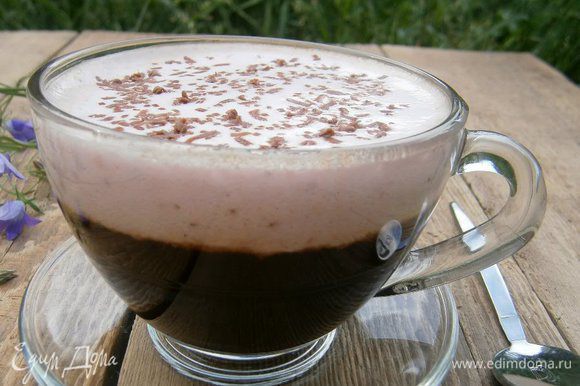 Разлить кофе по чашкам и в каждую положить по 3 ст. ложки белково-клубничного крема. Сверху посыпать тертым шоколадом. Приглашаю вас на чашечку кофе!