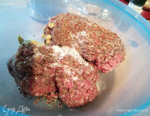 Подготовить фарш (у меня говядина+свинина). Посолить, поперчить, добавить специи ( у меня смесь готовых специй для "тапас"), горчицу, соду. Соду добавляю всегда, когда хочу обойтись без белого хлеба. В изделиях из фарша сода помогает удерживать все соки и обойтись без лишних углеводов.