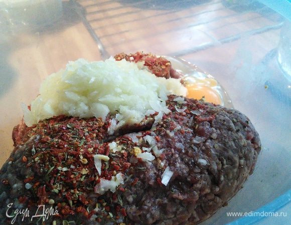 Мелко порубить лук и добавить к фаршу, яйцо, а так же несколько столовых ложек воды для сочности. Тщательно вымешать фарш руками.