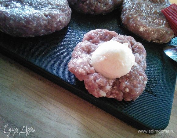 Фарш распластать на ладони и положить на него шарик моцареллы, об вернуть  моцареллу фаршем со всех сторон