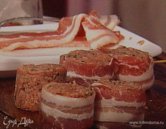 И завернуть шарик в полоску бекона.