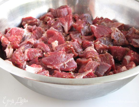  Баранину нарезать кусочками - размером с вишенку. Перемешать с половиной специй, подержать в холодильнике 2 часа. Я взяла  мяса в два раза больше, чем указано в рецепте.