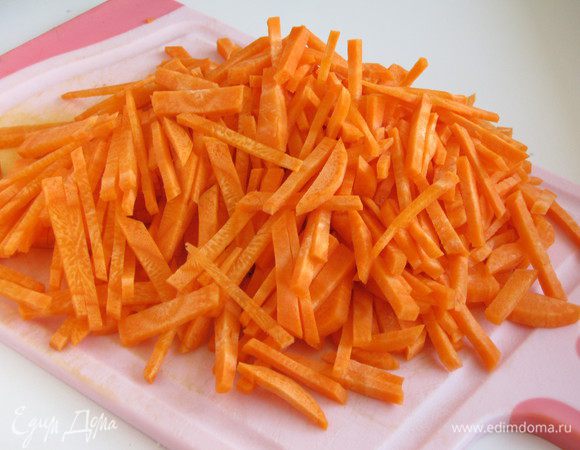 Пока мясо маринуется, займемся овощами. Морковь нарезать короткой соломкой.