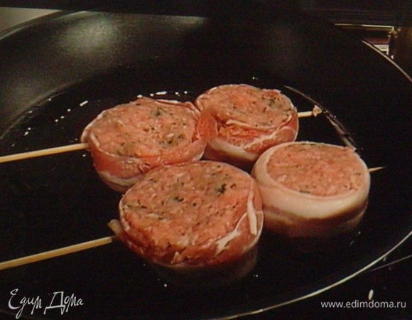 Для жарки на сковороде нанизать тефтельки на деревянные шпажки и жарить на разогретом масле.