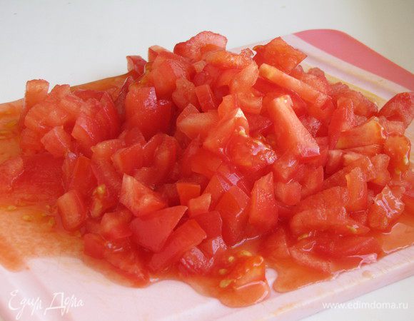 Помидоры обдать кипятком, затем холодной водой, снять кожицу и нарезать мякоть кубиками.