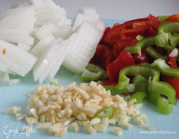 Лук нарезать четвертинками колец, сладкий перец короткой соломкой. Чеснок измельчить.