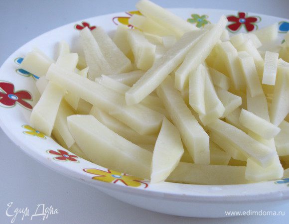 Картофель очистить и  нарезать брусочками.