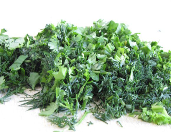 Зелень укропа и кинзы измельчить.