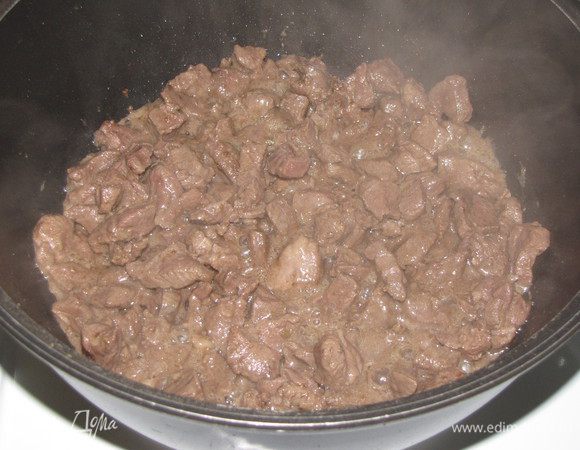 Разогреть масло в казане или в большой кастрюле с толстым дном. Выложить мясо и обжаривать на сильном огне до коричнево-пастельного цвета.