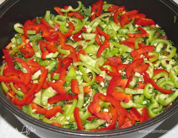 Сверху уложить и разровнять слой сладкого перца. Зелень и перцы должны послужить разделителем для картошки и помидоров, поскольку картошка в кислой среде делается невкусной.