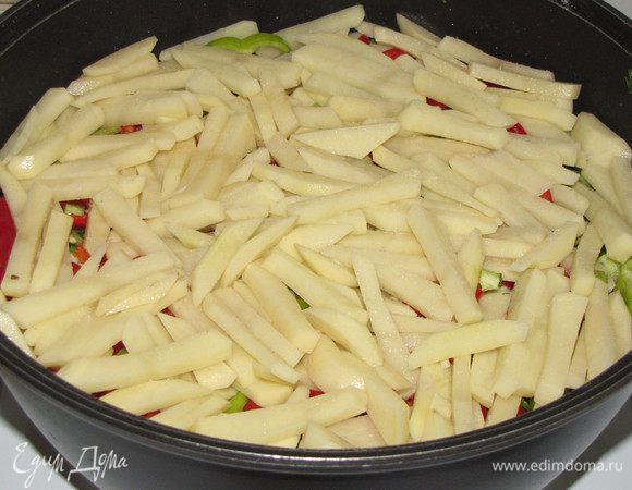 На перец выложить картофель.