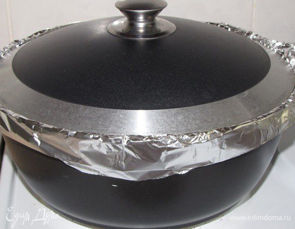 Закрыть казан крышкой очень плотно. Ведь все верхние слои должны готовиться на пару. Если крышка прилегает не очень плотно, то можно обмотать место стыка крышки и края казана фольгой. Томить 2 часа.