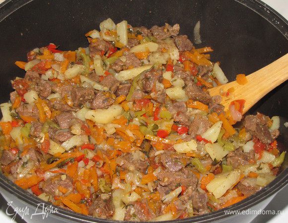 Через 2 часа содержимое казана перемешать и поперчить. В этот момент видно, как много бульона дали овощи. Ведь мы не добавляли ни капли воды!