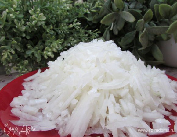 Лук почистить, мелко порезать, можно измельчить в блендере.