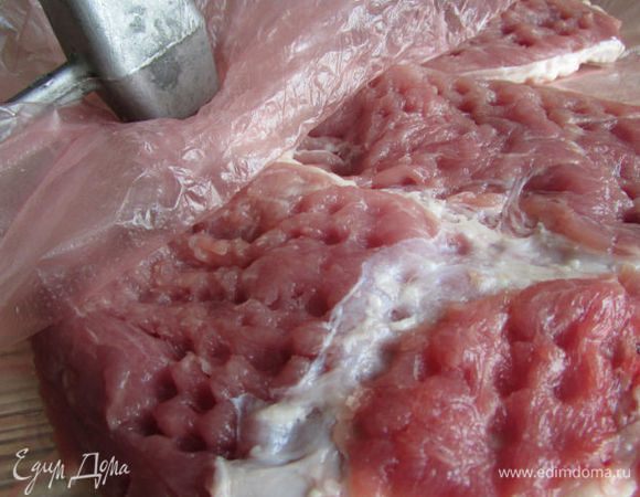 Мясо вымыть, хорошо обсушить. Порезать на порционные куски и отбить с двух сторон (я делаю это между двумя слоями целлофановой плёнки). 