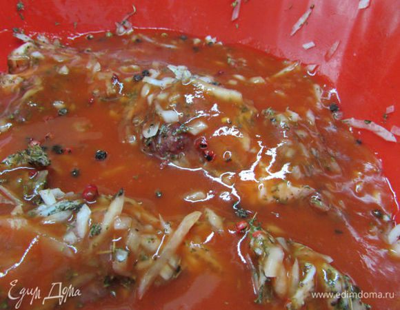 Залить соком, посолить. Если сок уже солёный, то это надо учесть, чтобы не пересолить. Оставить мариноваться на 3 часа.