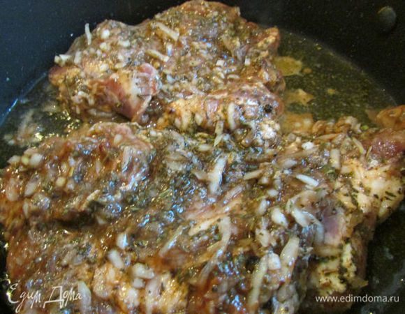 Хорошо разогрейте растительное масло на сковороде. Жарьте мясо с обеих сторон до готовности мяса. 