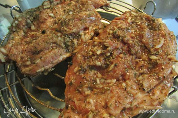 Маринованное мясо в томатном соке можно приготовить и в аэрогриле, на средней решётке, при высокой скорости, 25 минут. А также можно жарить свинину на углях на решётке или как шашлычок.
