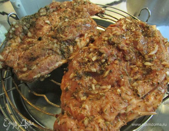 Маринованное мясо в томатном соке можно приготовить и в аэрогриле, на средней решётке, при высокой скорости, 25 минут. А также можно жарить свинину на углях на решётке или как шашлычок.