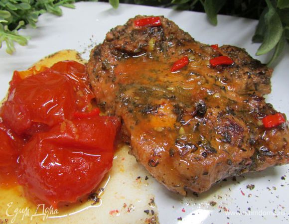 Подавать можно с овощами, зеленью и различными соусами для мяса. Сегодня я подавала свинину с джемом из помидоров черри с лимоном и перчиком чили по рецепту Вики (Победа) http://www.edimdoma.ru/retsepty/65247-dzhem-iz-pomidorov-cherri-s-limonom-i-perchikom-chili 
Приятного аппетита!