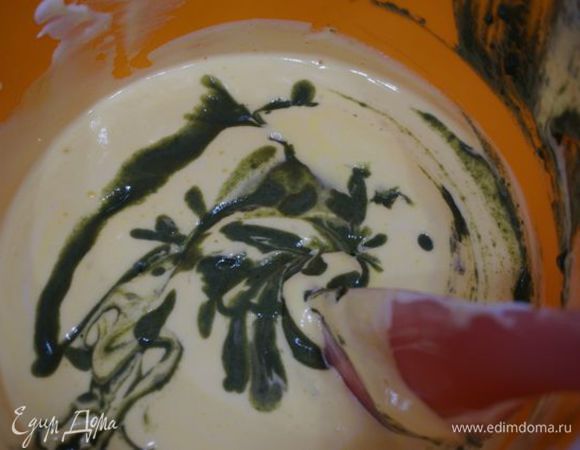 Вылить молоко с чаем во взбитые яйца, размешать.