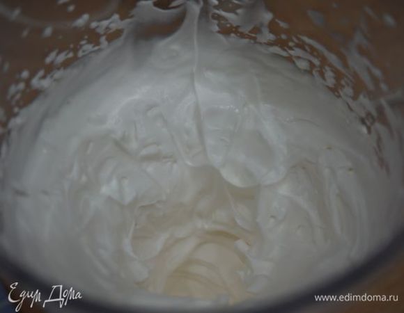 Взбить охлажденные сливки до устойчивых пиков, смешать с желейной массой.