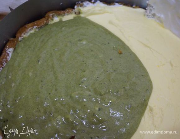 Вылить половину суфле на творожный слой.