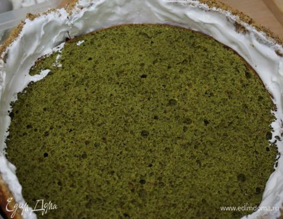 Накрываем чайным бисквитом, а из бананового опять ставим бортик.