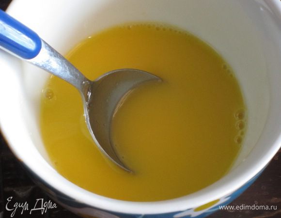 Отлить 1/2 стакана апельсинового сока и растворить в нём крахмал.