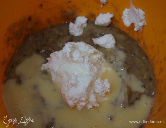 Добавляем ликер и крем-сыр.