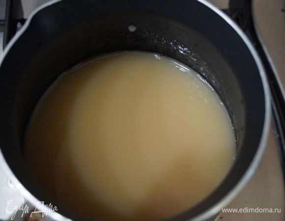 Агар-агар заливаем банановым соком, доводим до кипения и провариваем несколько минут.