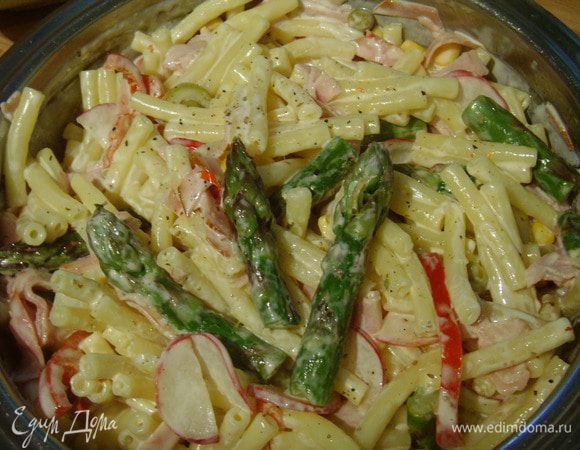 Макароны ( любые) отварить аль денте, Спаржу очистить, порезать на кусочки около 3 см. и отварить  в подсоленной кипящей воде в течении 5 мин. Все остальные ингредиенты нарезать, соединить между собой, смешать с макаронами, солью, перцем, заправить майонезом.