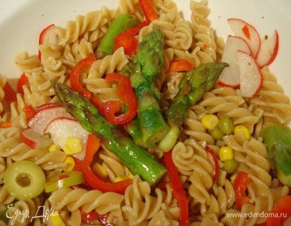 Всё то же самое за исключением того, что макароны я брала из цельнозерновой муки, исключила ветчину, а заправила оливковым маслом и соком лимона. 
Важно дать обоим салатам настояться. Приятного аппетита!