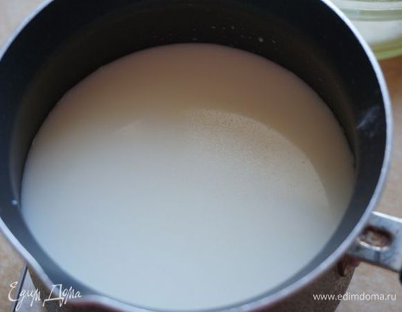 Агар залить водой и молоком, довести до кипения, варить несколько минут.