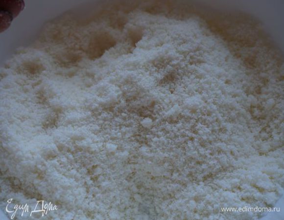 Отдельно смешать кокос, сахарную пудру и растереть с маслом.