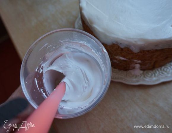 Еще мне захотелось, чтобы тортик был со светлыми бочками, поэтому я взбила 1 белок с 55 г сахарной пудры и каплей лимонного сока, этой глазурью обмазала торт.