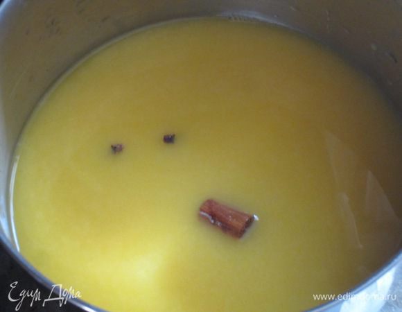 В большую кастрюлю влить апельсиновый сок ,добавить сахар,палочку корицы,гвоздику и довести до кипения. Уменьшить огонь и варить 5 минут.