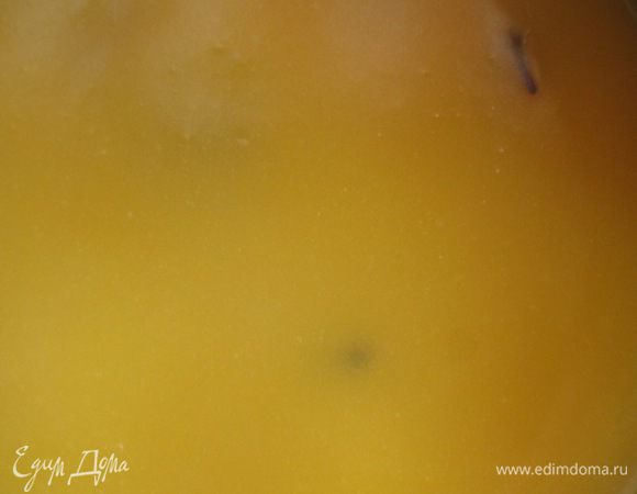 Тонкой струйкой влить оставшийся апельсиновый сок с разведенным крахмалом,хорошо перемешать и варить, постоянно помешивая, несколько минут до загустения. Снять с огня и влить лимонный сок, перемешать. Охладить.