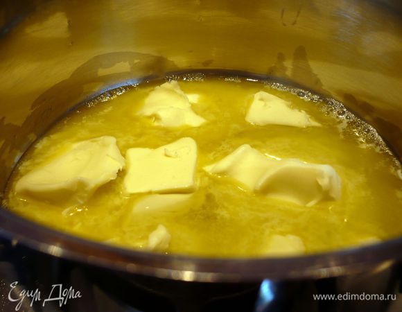 Духовку разогреваем до 200 градусов. Форму смазываем маслом. Сначала приготовим так называемое коричневое масло. Для этого в сотейнике растопим порезанное на кусочки сливочное масло. 