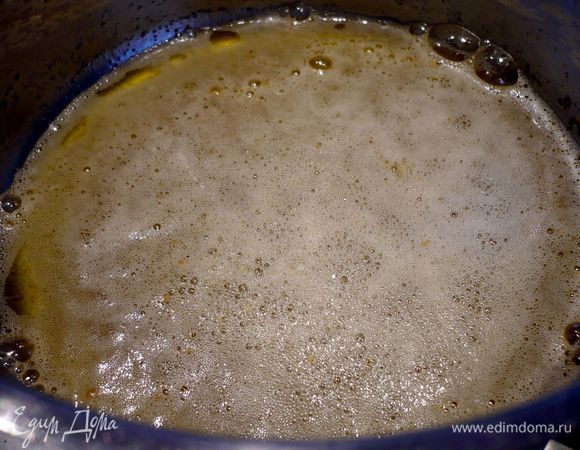 Уменьшим огонь до среднего и дадим ему приобрести золотистый оттенок в течение нескольких минут, до тех пор пока в нем не станут образовываться коричневые хлопья. Сито выложим бумажным полотнецем и процедим наше масло.