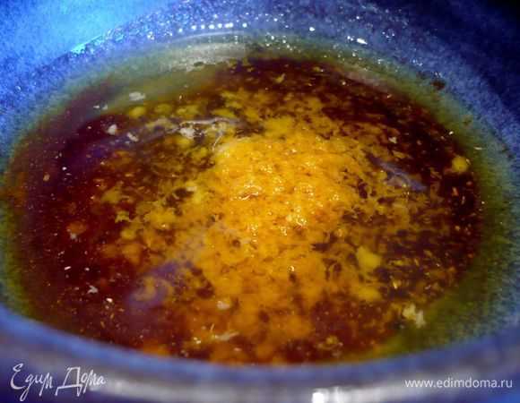 Добавим в него все указанные пряности (зиру используем молотую), соль и перец по вкусу. Перемешаем. 